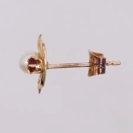 Ett udda örhänge med röd sten samt odlad pärla, längd 5,6mm, bredd 8,4mm, 18K Vikt: 0,3 g