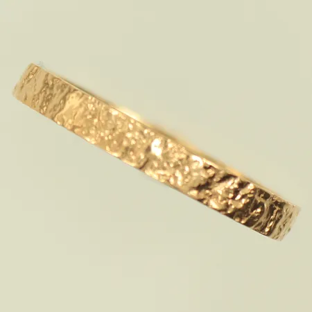 Ring med hamrad yta, stl 17, bredd 4,3-7,5mm, GHA, Silver 830/1000 Vikt: 3,8 g