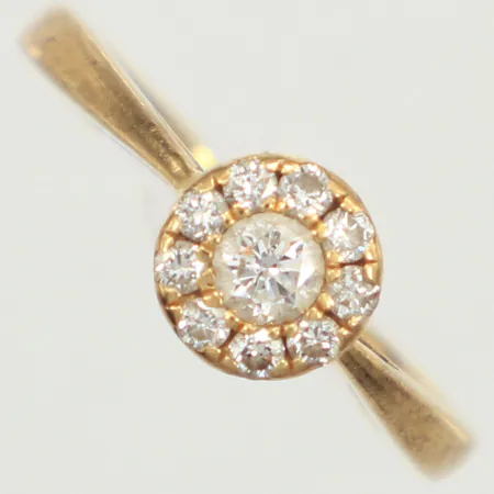 Ring diamanter 1x ca 0,10ct, 9x ca 0,001ct stl 15½, bredd 6,4mm, gravyr, 18K  Vikt: 1,9 g