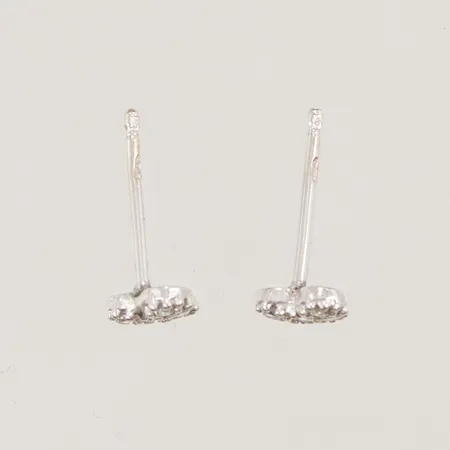 Örhängen ett par med vita stenar, låsstopp saknas, bredd:5,6mm,  14K 0,5g.