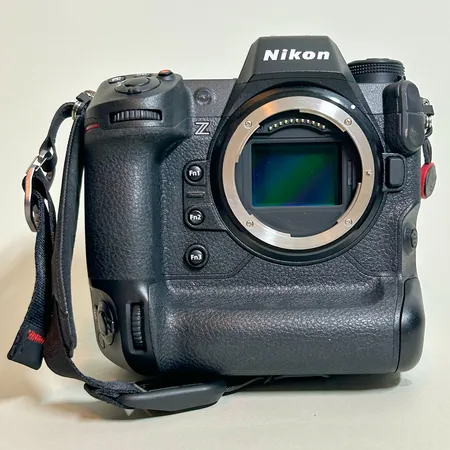 Kamerahus Nikon Z9, stackad CMOS-sensor med 45,7 megapixlar, 20 bilder per sekund, filma i 8K/30p-upplösning, serienr 6035100, inget lock till kameran, laddare saknas, originalkartong Skickas med postpaket.
