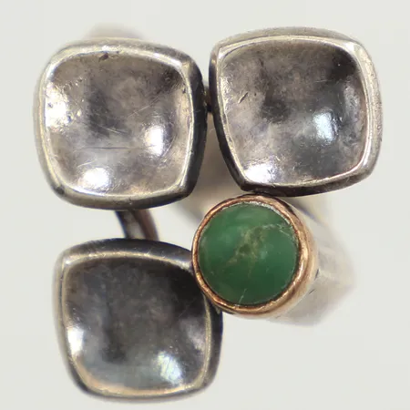 Ring med grön sten, stl 14½, bredd 5,3-24,3mm, skadad sten, Underdal Embrik Stockholm 1967, 830/1000 silver Vikt: 11,2 g