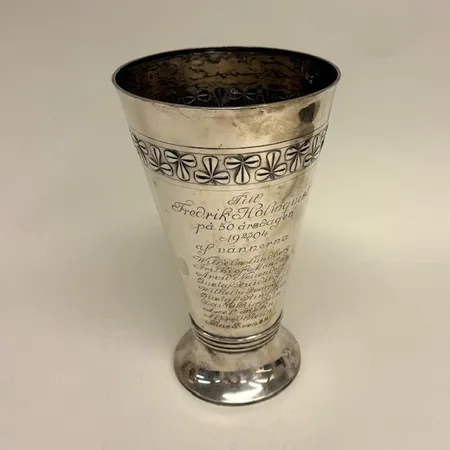 Jubileumspokal, höjd 27,5cm, gravyr år 1904, 830/1000 silver Vikt: 678,6 g