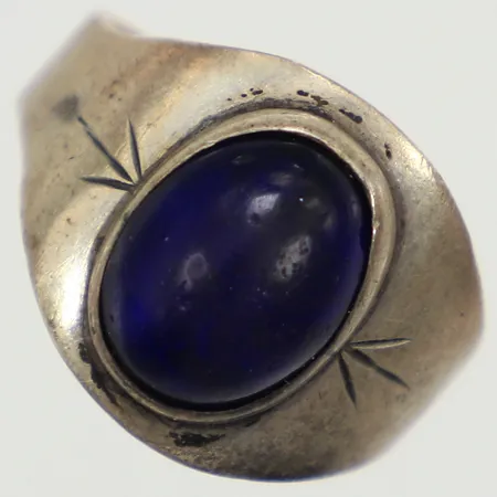 Ring blå sten, stl 15½, bredd 13,3mm, Present-O Smycketjänst Bo Davidss, år 1965, sliten sten, klippt skena, silver  Vikt: 2,8 g