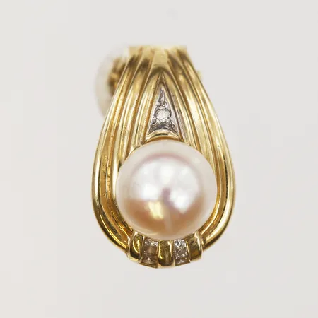 Ett udda örhänge med odlad saltvattenpärla, höjd 18mm, bredd 11mm, 18K guld Vikt: 3,6 g