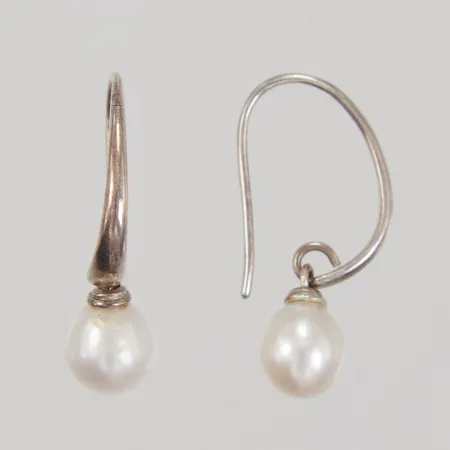 Ett par örhängen med odlade pärlor, längd ca 34mm, pärlor Ø 9mm, bredd ca 3,8mm, Silver 925/1000  Vikt: 4,9 g