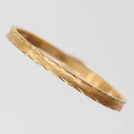 Ring med dekor, stl: 21¾, bredd 2mm, gravyr, 18K.  Vikt: 1,8 g