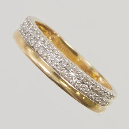 Ring med små diamanter 50xca0,005ct, Ø17½, bredd: 4,7mm, 18K, 3,8g.