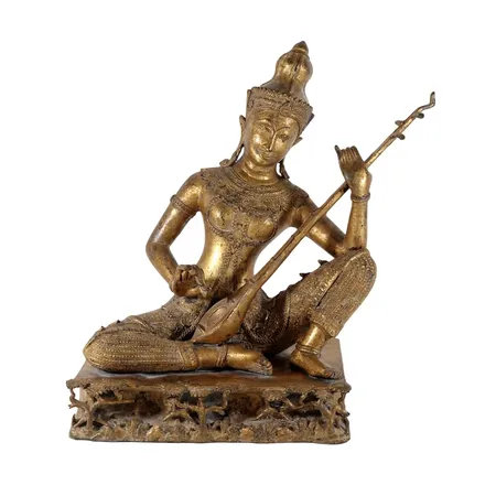 Skulptur, större modell, förgylld metall, sannolikt Thailand, höjd 36 cm, bredd ca. 34 cm, sockel mått 18 x 26 cm, fint skick utan anmärkning, vikt omkring 4200 gram Skickas med postpaket.