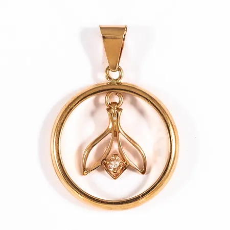 Hänge i 18K guld: Ring med berlock. Det är 24,5 mm brett, är 35 mm långt inkl. ögla och väger 7,8g. Gravyr.