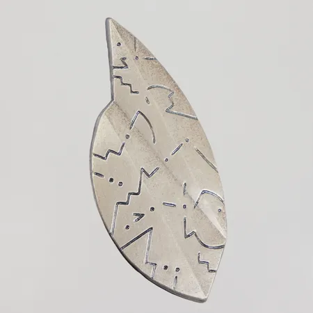 Brosch, 66mm, bredd ca 5,5 - 28,4mm, Skandia International designed by Nikolaus Frank, troligen tenn 