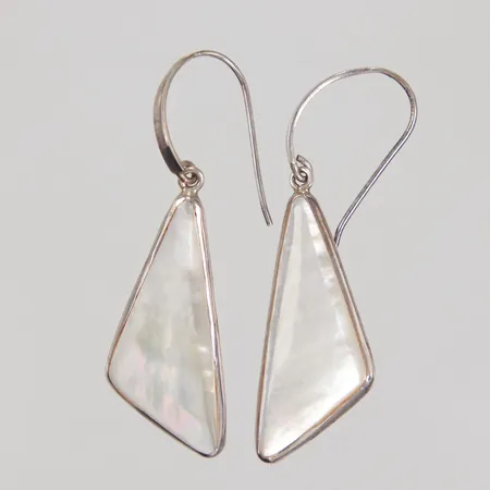Ett par örhängen, pärlemor plattor, längd ca 50mm, bredd ca 4 - 17,7mm, Silver 925/1000  Vikt: 5,1 g
