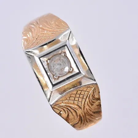 Ring med vit sten, stl 20, bredd 4-9 mm, 18K. Vikt: 7,3 g