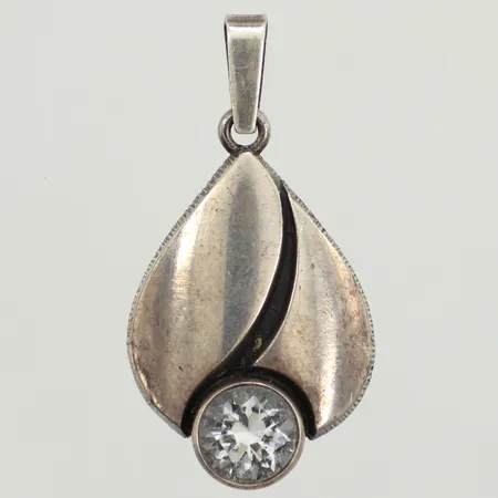 Hänge med bergkristall, Finnfeeling, längd 32,5mm inklusive ögla, bredd 17mm, 925/1000 silver Vikt: 3,2 g