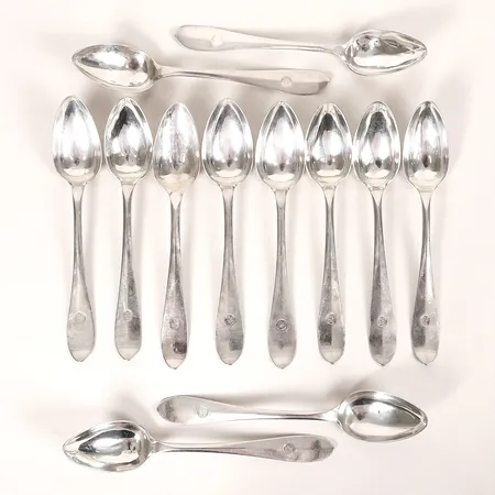 Tolv skedar med monogram, samtliga tillverkade i Göteborg, 1800-talets första hälft, bland annat Johan Daniel Blomsterwall 1842, längd ca 15cm, bruks-och åldersbetingat slitage, bucklor, silver. Vikt: 254,3 g