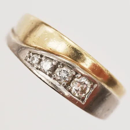 Ring med diamanter totalt ca 0,20ct, stl 18¼, tvåfärgad, gravyr, 18K Vikt: 7,9 g