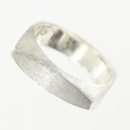 Ring, stl 16, bredd 4,5mm, repig, silver 925/1000. Vikt: 5,3 g