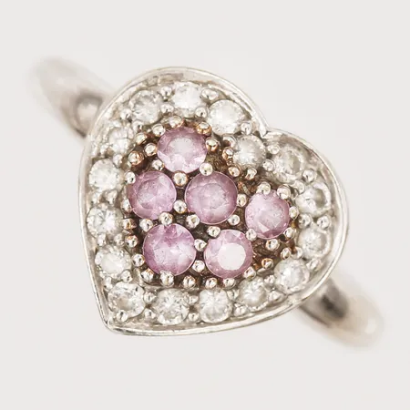 Ring med briljantslipade diamanter, totalt ca 0,30ct, samt rosa safirer totalt ca 0,30ct, stl: 17, 18K vitguld Vikt: 5,5 g