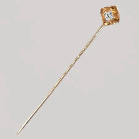 Nål med vit sten, längd ca 52mm, Alton 18K  Vikt: 0,8 g