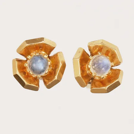 Ett par örhängen med månstenar, Ø10mm, skruvsift, en snurrebuss ej original, 18K guld Vikt: 2,6 g