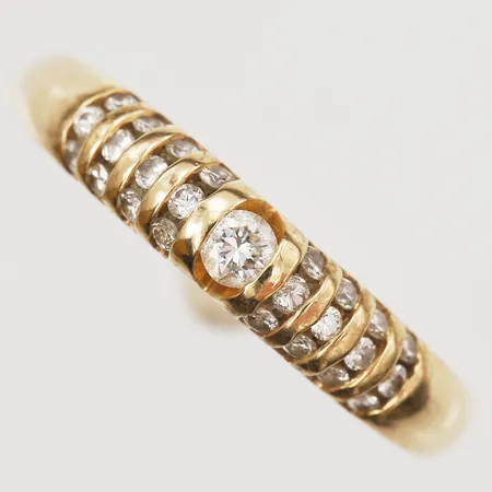 Ring med diamanter totalt 0,32ct, stl 18¾, tillverkad av Hans Strömdahl AB, 18K Vikt: 3,4 g