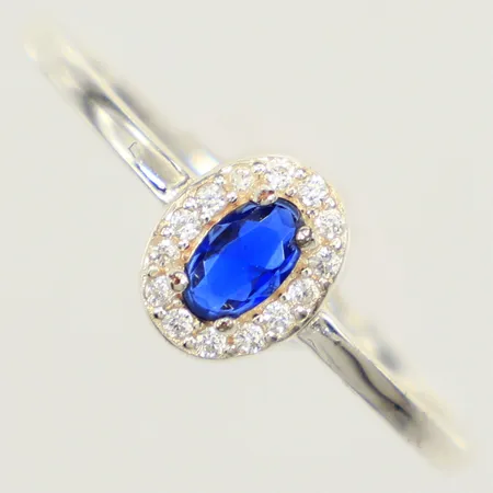 Ring, blå samt vita stenar, stl 18¾, bredd 7,8mm, Glitter International Ab 925/1000 silver Vikt: 1,5 g