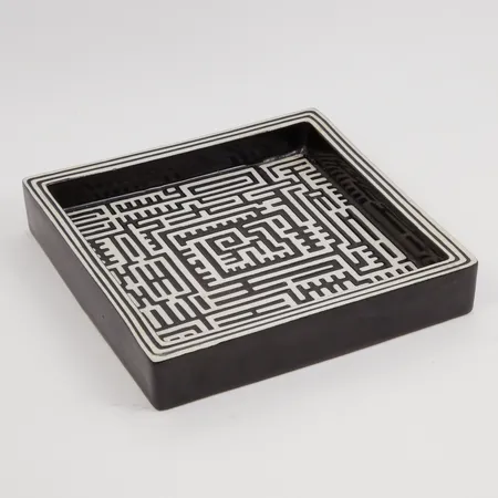 Fat Domino Labyrint, Stig Lindberg för Gustavsberg, stengods, mått 15x15cm, höjd ca 2,5cm, mindre nagg/slitage  Skickas med paket.