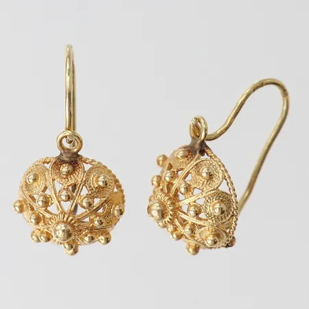 Ett par örhängen, ca 19mm, Ø11mm, ena skev stift, 14K Vikt: 2,8 g