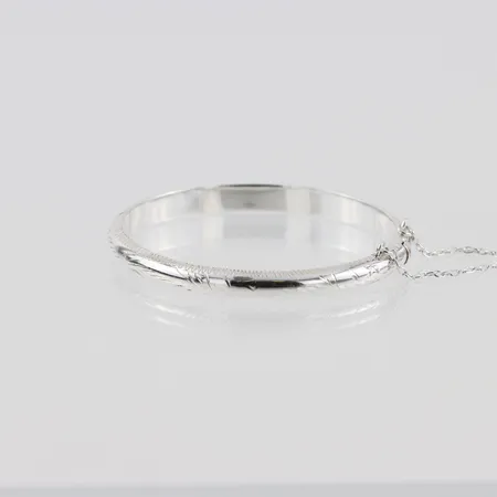 Armring mönstrad, oval, innermått ca 48mm och 46mm, säkerhetskedja, Guldfynd, silver Vikt: 7,3 g