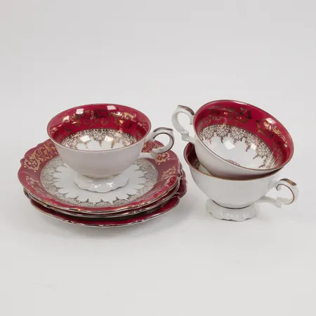 3 Mockakoppar med 3 fat, Bareuther Waldsassen Bavaria, höjd 4,9cm, Ø 11,5cm, porslin målat i mörkröd färg och guldfärgad dekor, slitage  Skickas med paket.