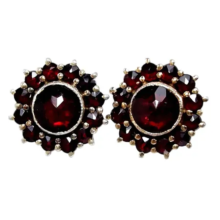 Örhängen, ett par, Granater, förgyllt silver 830/1000, Ø11,5 mm, tillverkarstämpel HE, stenar utan anmärkning, en plopp utbytt Vikt: 3,1 g