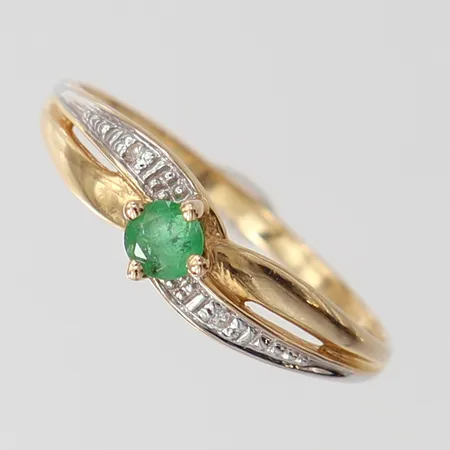 Ring med smaragd samt 8/8-slipade diamanter 2 x ca 0,0075ct, stl: 17, bredd 1-4,5mm, smaragd med skador, 18K.  Vikt: 1,3 g