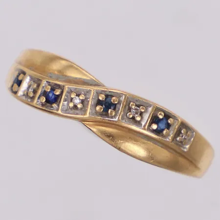 1 Ring med safirer samt diamanter 4xca 0,005ct, stl 19¼, bredd 1,9-5,7mm, Guldfynd, smärre ojämnheter på skena,18K Vikt: 2,8 g