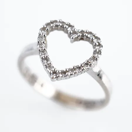 Ring m vita stenar, vitguld, stl 17½(54), bredd 11mm, 18k Vikt: 2,7 g