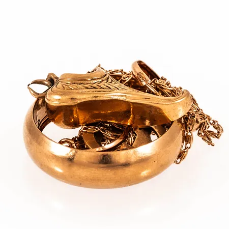Diverse defekt/graverat guld i 18K. Vikt: 8,9g. 
