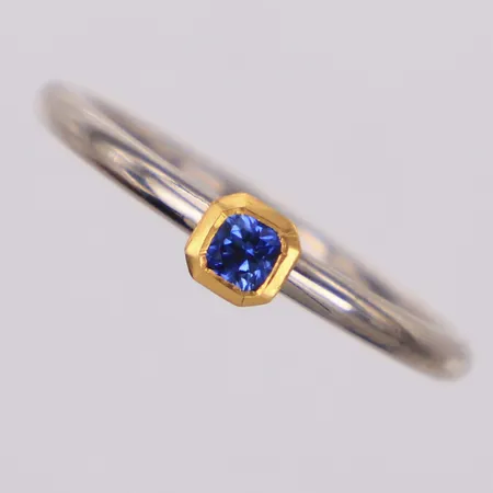 Ring med blå sten, stl 17¼, bredd 2,2-4,2mm, Dan Tillberg Guld& Silver, Saltsjöbaden, år 2007, vitguld med fattning i rödguld, 18K Vikt: 3,5 g