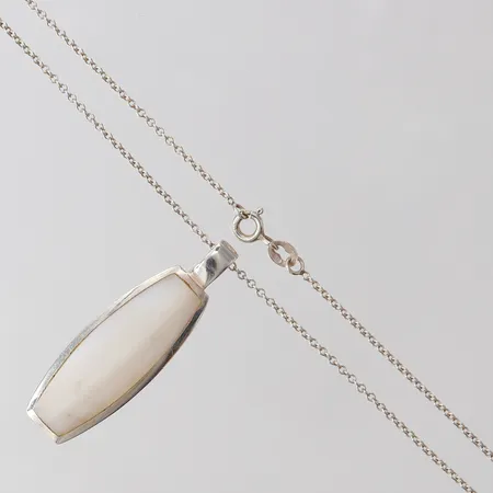 Collier med hänge, längd 45cm, bredd 0,8-12,5mm, silver 925/1000.  Vikt: 6,8 g