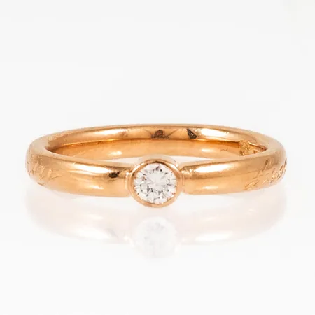 Ring i 18K guld, Efva Attling "From Here To Eternity" med 1 x 0,12ct briljantslipad diamant. Den är i storlek 15¾, är 2,6 - 3,5 mm bred och väger 3,2g. Stenstorlek 0,12ct ingraverad.