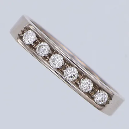 Ring, diamanter 6 x ca 0,035ct, stl 17¼, vitguld, gravyr, 18K Vikt: 3,9 g