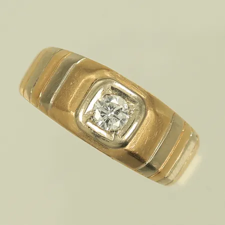Ring med diamant 0,18ct enligt gravyr, stl 19, bredd 4,2-8,2mm, GFAB, ojämn skena, 18K  Vikt: 7,3 g