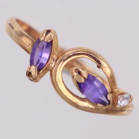 Ring med lila samt vita stenar, stl 16¼, bredd 7,0mm, 14K Vikt: 1,2 g