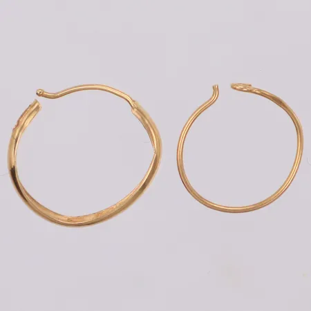 Två udda örhängen, defekt, 18K Vikt: 0,4 g