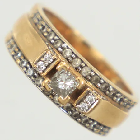 Ring med diamanter 1x ca 0,10ct prinsesslipad, 32x ca 0,005ct, stl 16½, bredd 6-7mm, skev, GHA, 18K  Vikt: 6,5 g