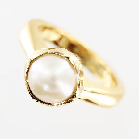 Ring, odlad pärla, stl 16¼, bredd 3-9mm, 18K Vikt: 7,8 g