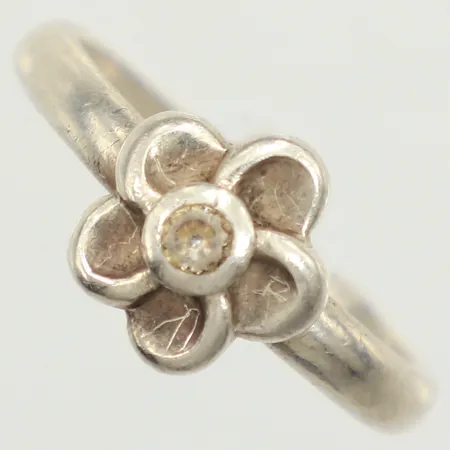 Ring, blomma med vit sten, stl 18½, bredd 10,5mm, skev, 925/1000 silver Vikt: 3,7 g