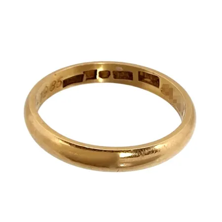 Ring, 18K guld, slät modell, tillverkarstämpel OWN, Ø16½ mm, bredd 3 mm, gravyr Vikt: 2,6 g