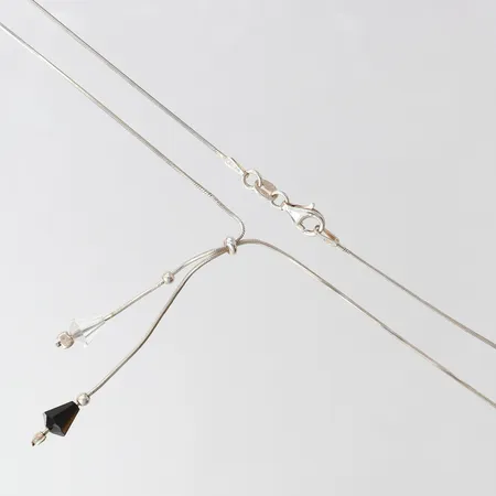 Collier med två stenar, längd 44cm, bredd 0,8-5,8mm, silver 925/1000.  Vikt: 4 g