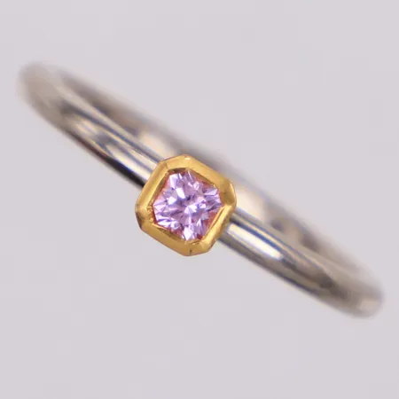 Ring med rosa sten, stl 17¼, bredd 1,9-4,2mm, Dan Tillberg Guld& Silver, Saltsjöbaden, år 2007, vitguld med fattning i rödguld, 18K Vikt: 3,6 g