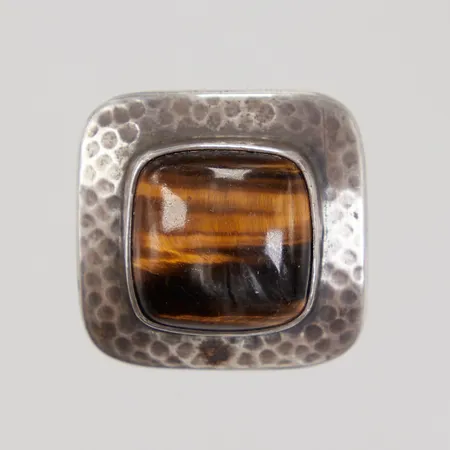 Brosch, tigeröga, hamrad dekor, 31,4mm, krokig nål, repig sten, år 1969, Silver  Vikt: 15,9 g