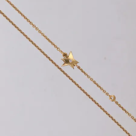 Collier, Ole Lynggard, Star, längd 42cm, stjärnformat satinerat nyckellås med 2 briljantslipade diamanter 0,04ctv 18K Vikt: 7,2 g